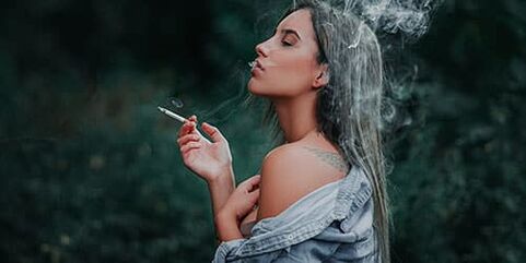 Conjoint qui fume dans un rêve - à ses conseils utiles