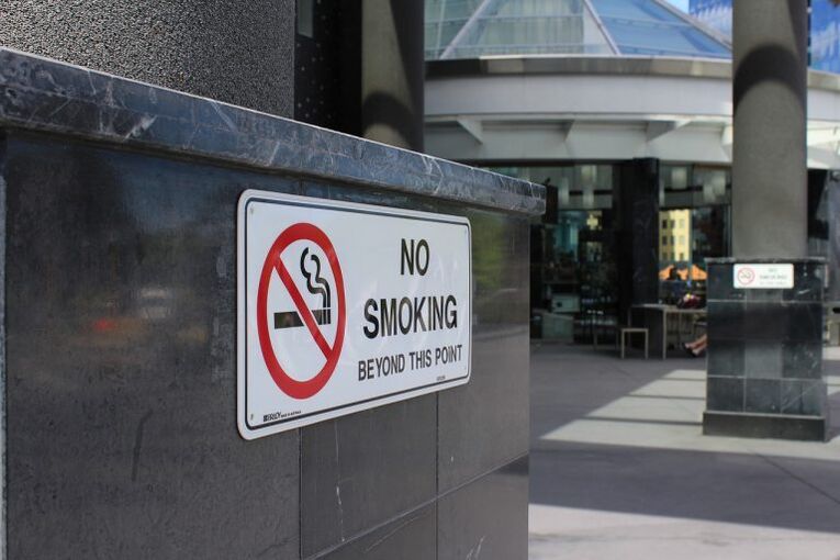 l'interdiction de fumer dans les lieux publics encourage le sevrage tabagique